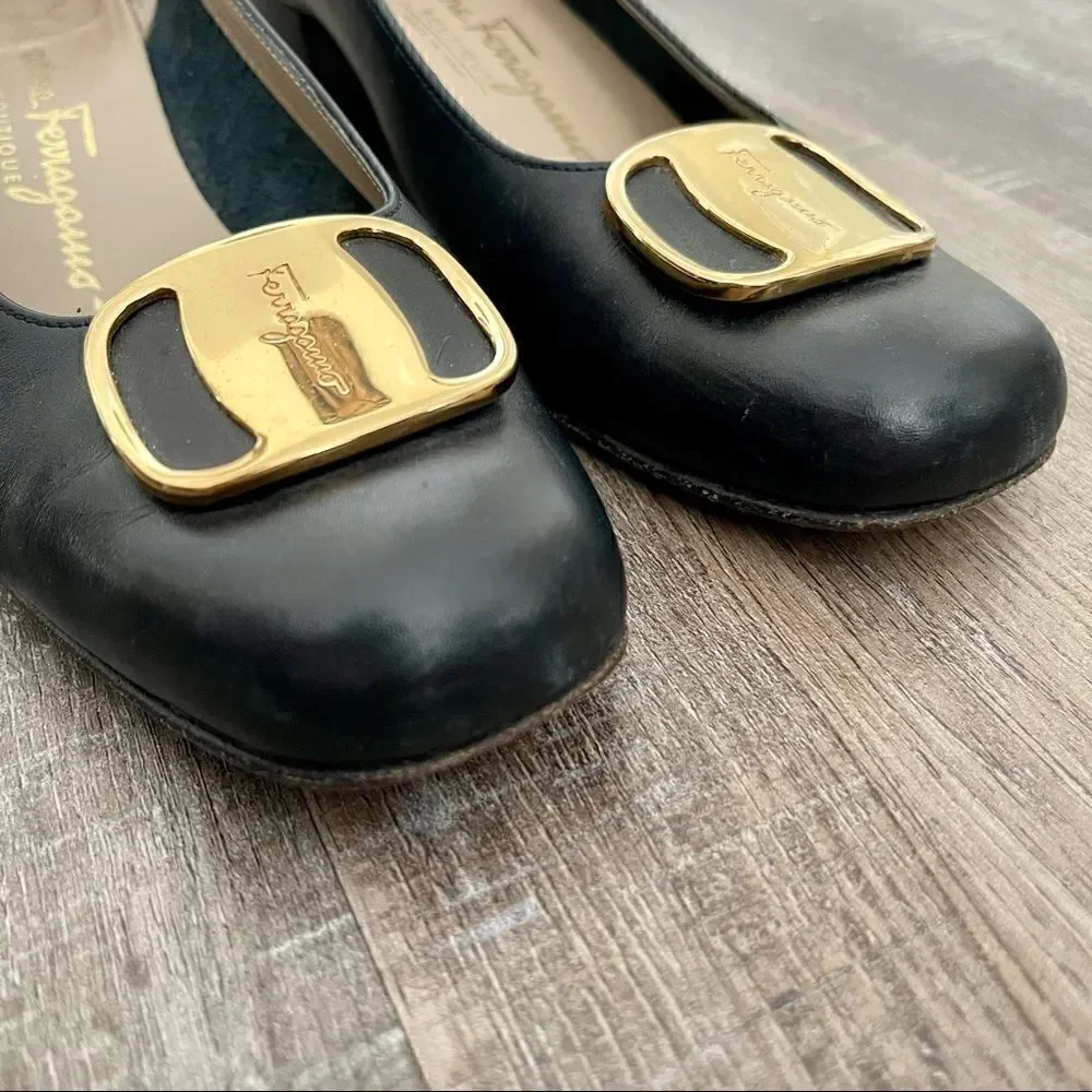 SALVATORE FERRAGAMO navy blue leather heels.